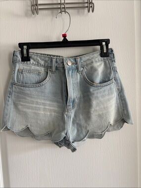 H&M Light Wash Scallop Hem Denim Shorts - Women